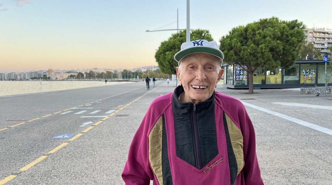 Εκατοντάχρονος από τη Θεσσαλονίκη περπατά καθημερινά 4 χιλιόμετρα στην παραλία - «Η ζωή είναι πολύ γλυκιά και πρέπει να τη γευόμαστε», δηλώνει. 