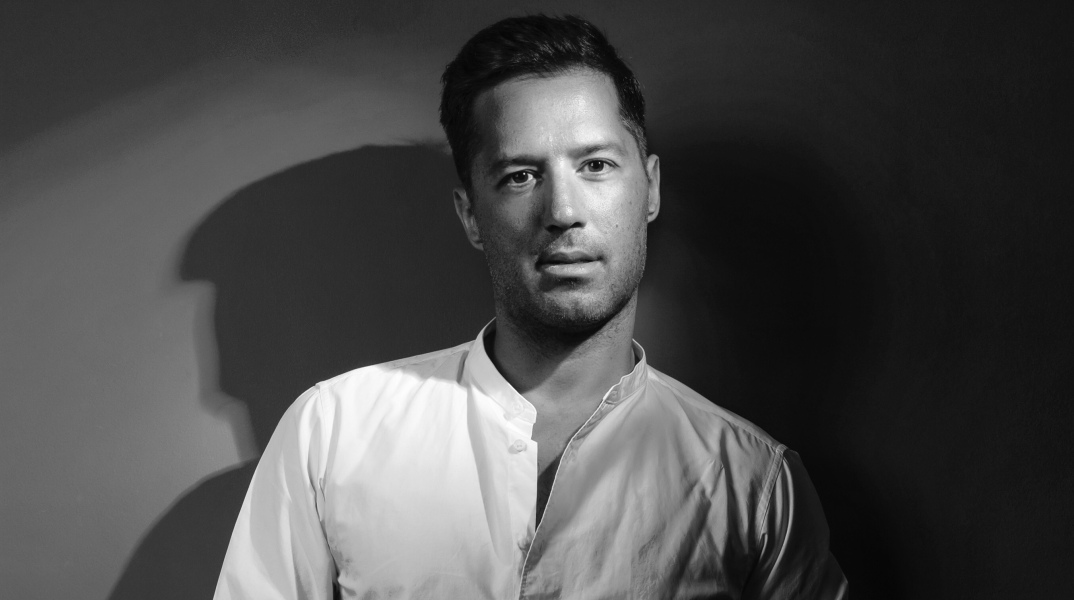 Ο Αδάμ Τσαρούχης στο Roof Stage του Gazarte