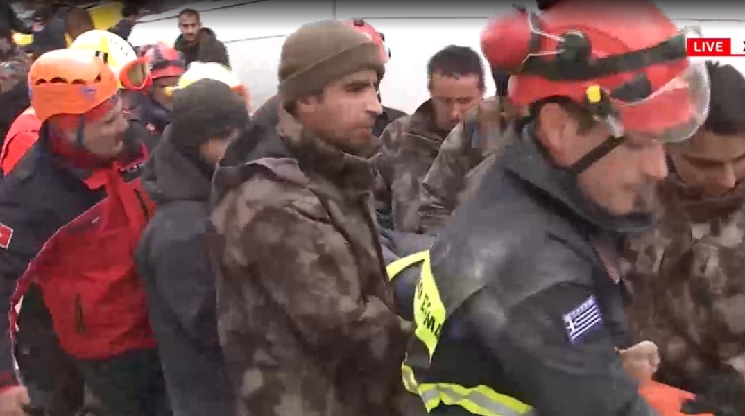 Μέλη της ΕΜΑΚ επιχειρούν και απεγκλωβίζουν πολίτες στα χαλάσματα μετά τον σεισμό στην Τουρκία
