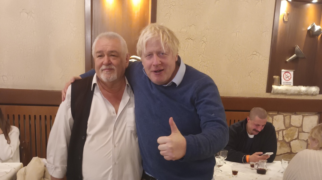 Ο πρώην πρωθυπουργός της Βρετανίας, Μπόρις Τζόνσον, σε ταβέρνα των Καλαβρύτων
