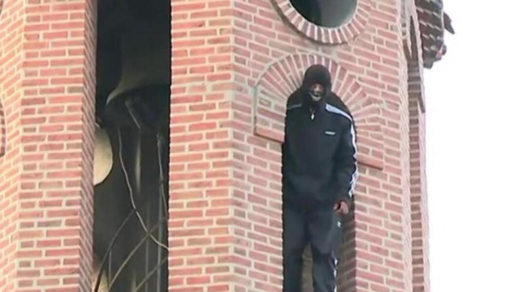 Ελεύθεροι οι δύο «παρκουρίστες» που προκάλεσαν φωτιά και εγκλωβίστηκαν σε ταράτσα κτιρίου