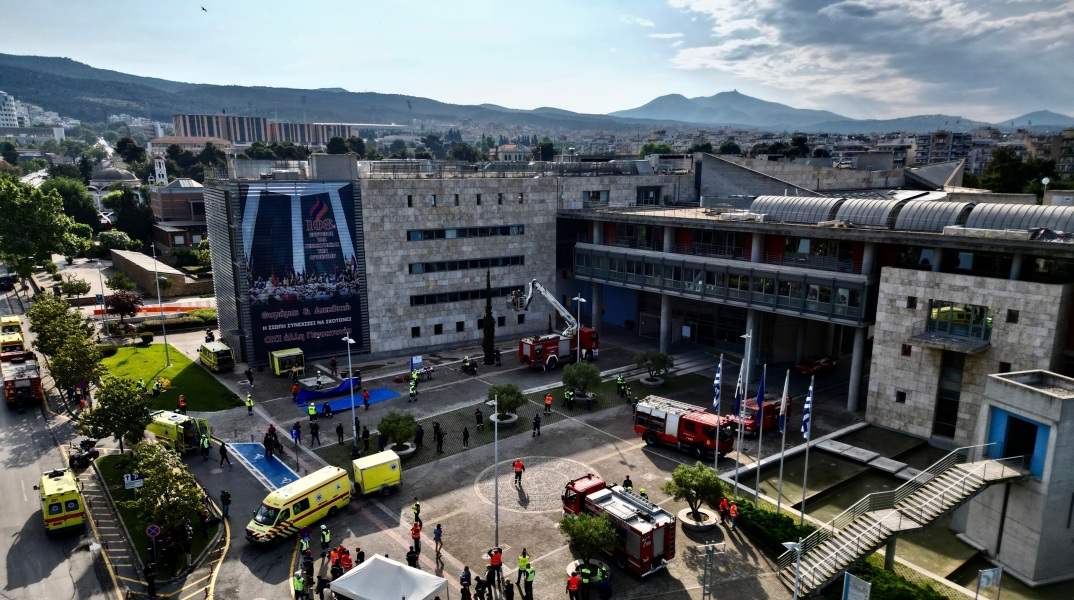 Θεσσαλονίκη: Ευρείας κλίμακας άσκηση ετοιμότητας, με σενάριο εκδήλωσης σεισμού 5,8 βαθμών της κλίμακας Ρίχτερ στο δημαρχείο. 