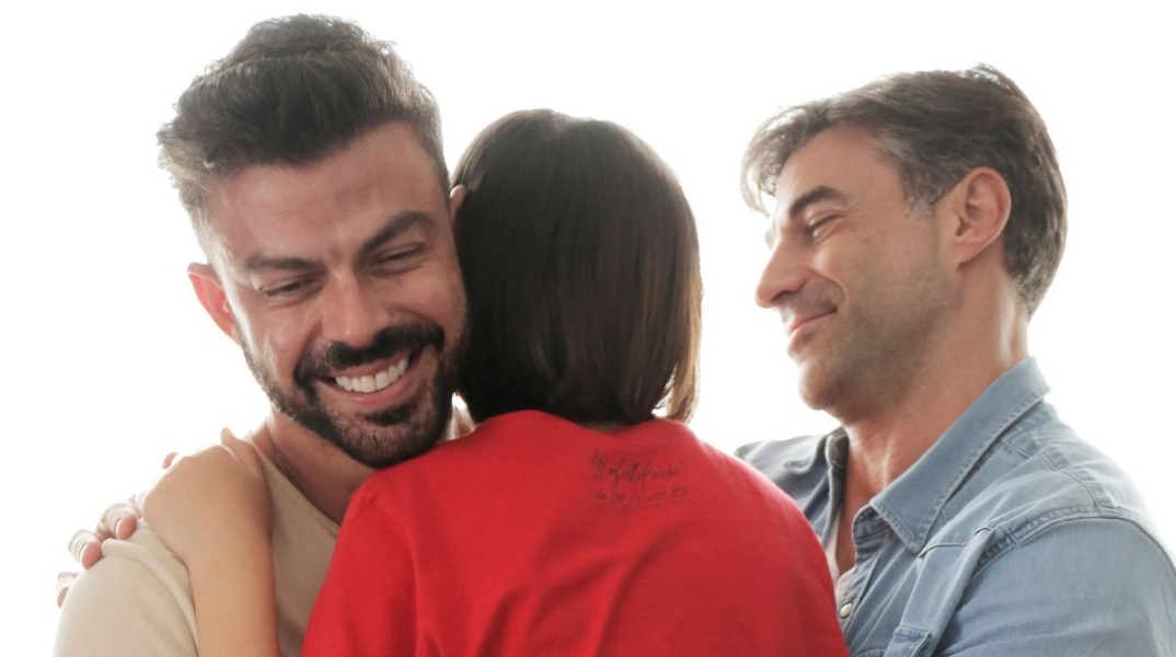 H αγάπη κάνει την οικογένεια - Μήνυμα από τη Στέγη του Ιδρύματος Ωνάση, τις Οικογένειες Ουράνιο Τόξο και την Google για το φετινό Athens Pride.