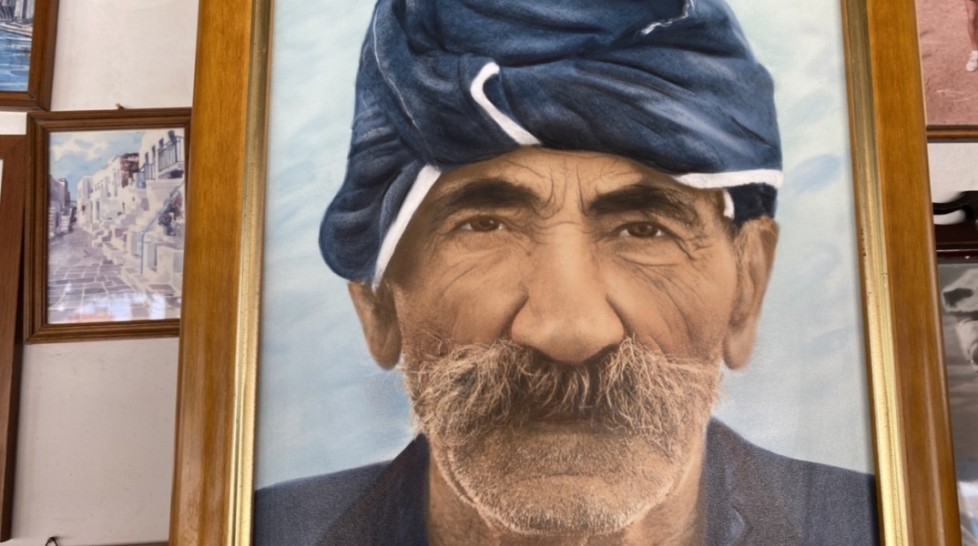 Ο Μανώλας Τρικοίλης από την Ψέριμο έγινε καρτ ποστάλ και ταξίδεψε την Ελλάδα σε όλο τον κόσμο - Πώς η φωτογραφία του έγινε τουριστικό σύμβολο.