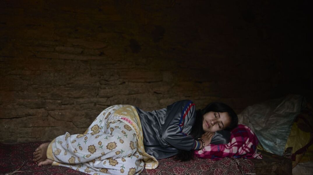 Νεπάλ: Έφηβη κοπέλα πεθαίνει αφού αναγκάστηκε να μείνει σε «καλύβα για την έμμηνο ρύση» - Δαγκώθηκε από φίδι - Ποια η παράδοση Τσαουπάντι που κρίθηκε παράνομη.