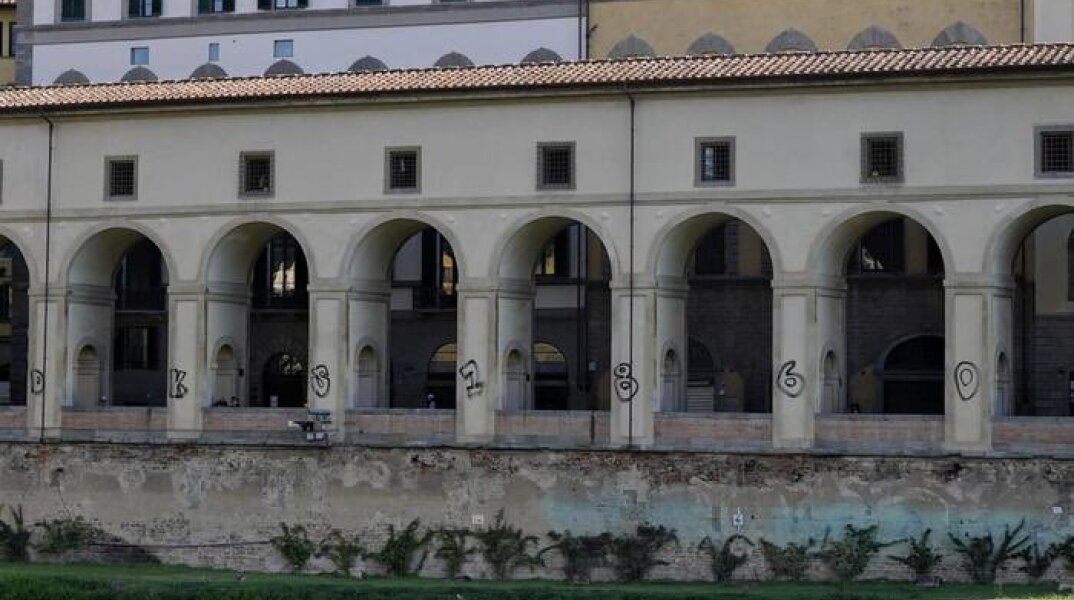 Ποδοσφαιρικό σύνθημα γραμμένο με σπρέι στις κολώνες μνημείου της Φλωρεντίας