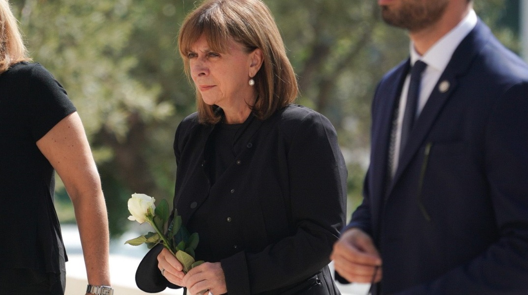 Κατερίνα Σακελλαροπούλου: Η Πρόεδρος της Δημοκρατίας παρέστη στην κηδεία της Άντζελας-Μόιρας και του Φιλίπ-Αντώνη Μανδαλιού - Έχασαν τη ζωή τους στη Λιβύη. 