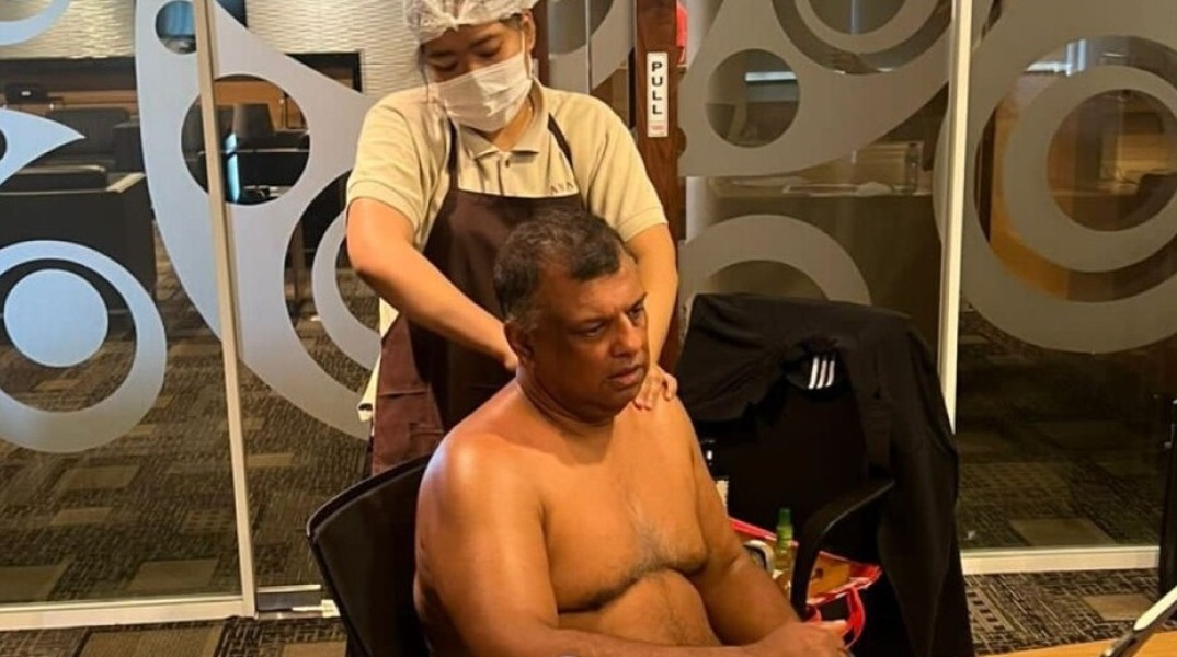 AirAsia: Σάλος με τον ιδρυτής της αεροπορικής εταιρίας, Τόνι Φερνάντες - Έκανε μασάζ ημίγυμνος κατά τη διάρκεια σύσκεψης - Τα σχόλια στα social media.