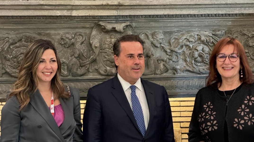 Ο υπουργός Επικρατείας, Σταύρος Παπασταύρου, με την υπουργό Κοινωνικής Συνοχής και Οικογένειας, Σοφία Ζαχαράκη και την αρμόδια Αντιπρόεδρο της Ευρωπαϊκής Επιτροπής για το Δημογραφικό