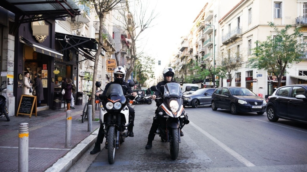 Περιπολία στελεχών της Δημοτικής Αστυνομίας σε κεντρικό δρόμο της Αθήανς για την παράνομη στάθμευση