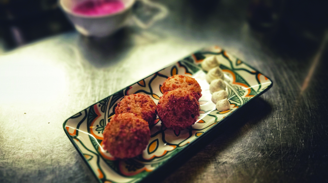 «Ένα νερό»: Η μοντέρνα ταβέρνα της Κυψέλης