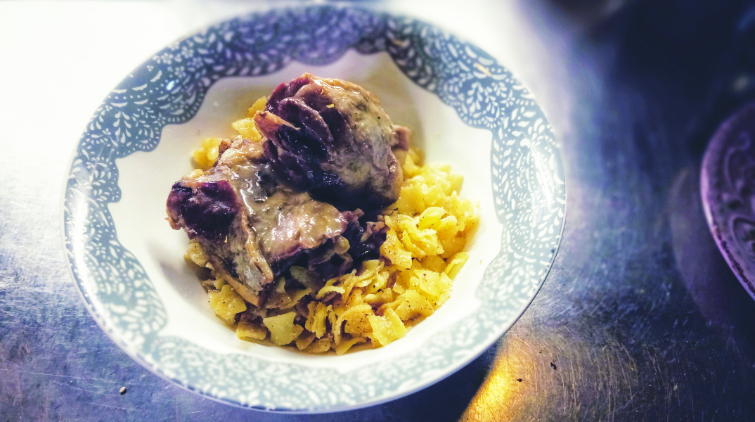 «Ένα νερό»: Η μοντέρνα ταβέρνα της Κυψέλης