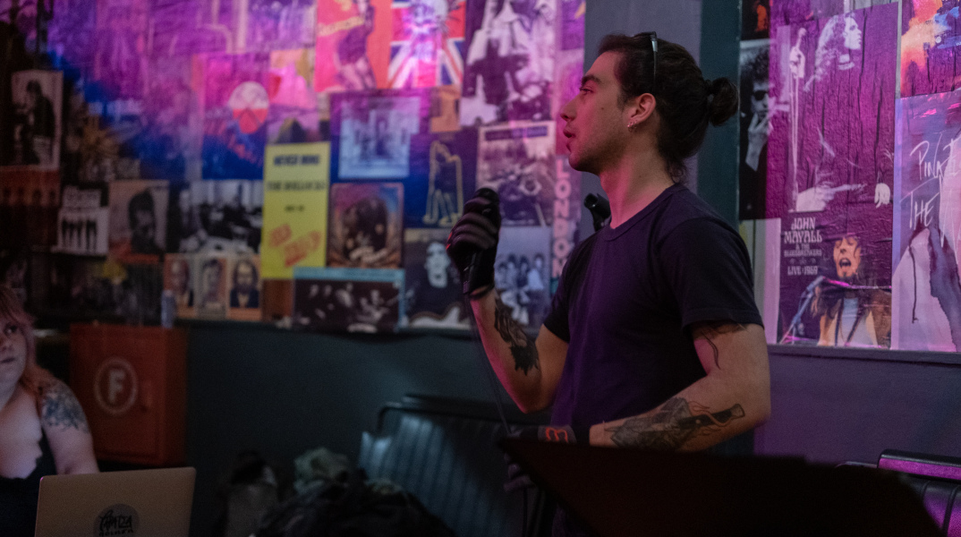 Valiant Aloof: Ένας καλλιτέχνης «spoken word» μιλά για την τέχνη του