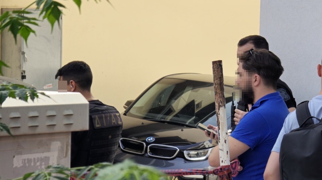 Το όχημα μέσα στο οποίο δολοφονήθηκε ο άνδρας στο Ψυχικό