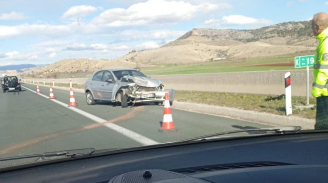 Κοζάνη: Μετωπική σύγκρουση οχημάτων – Οδηγός μπήκε στο αντίθετο ρεύμα