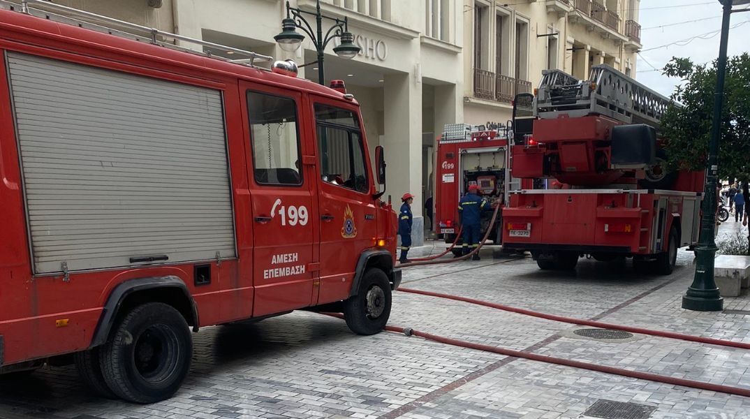 Φωτιά στην Πάτρα: Άνθρωποι λιποθύμησαν λόγω των πυκνών καπνών - Πελάτες και εργαζόμενοι απομακρύνθηκαν εσπευσμένα 