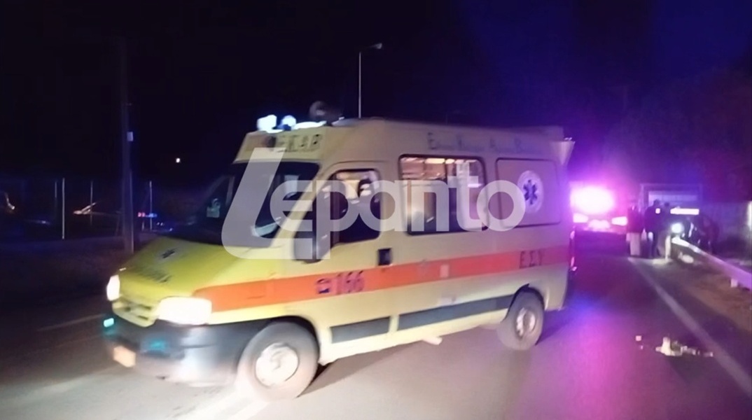 Ασθενοφόρο στον τόπο του δυστυχήματος στη Ναύπακτο