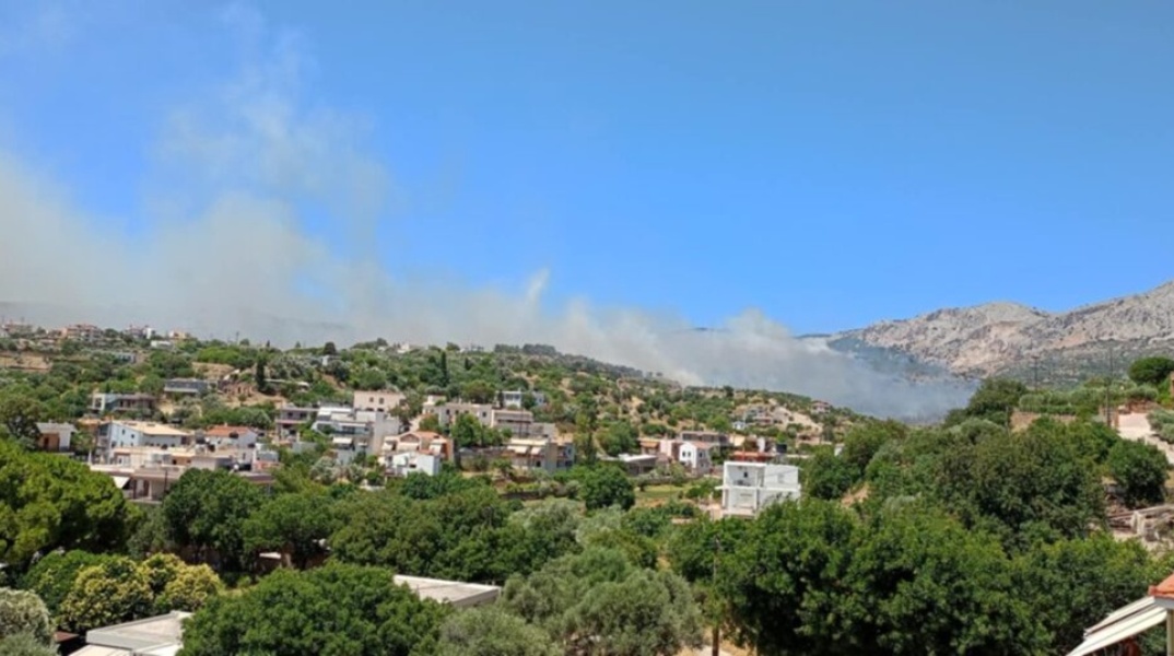 Καπνοί πάνω από την περιοχή όπου έχει ξεσπάσει φωτιά