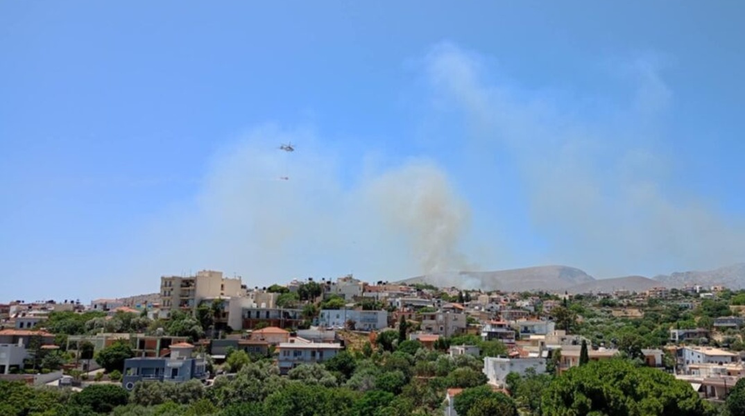 Ελικόπτερο επιχειρεί για την κατάσβεση φωτιάς στη Χίο