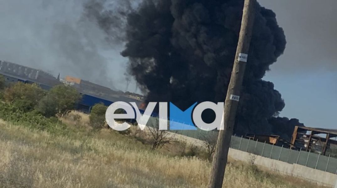 Μεγάλη φωτιά σε εργοστάσιο πλαστικών στη Ριτσώνα