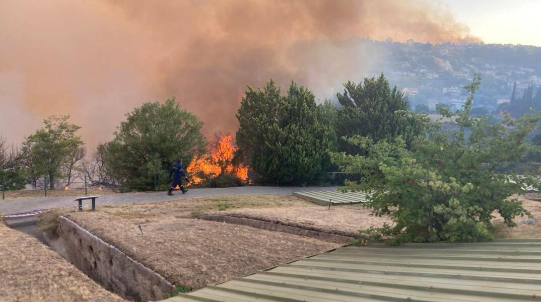 h_φωτια_στον_αρχαιολογικο_χωρο_της_βουντενης