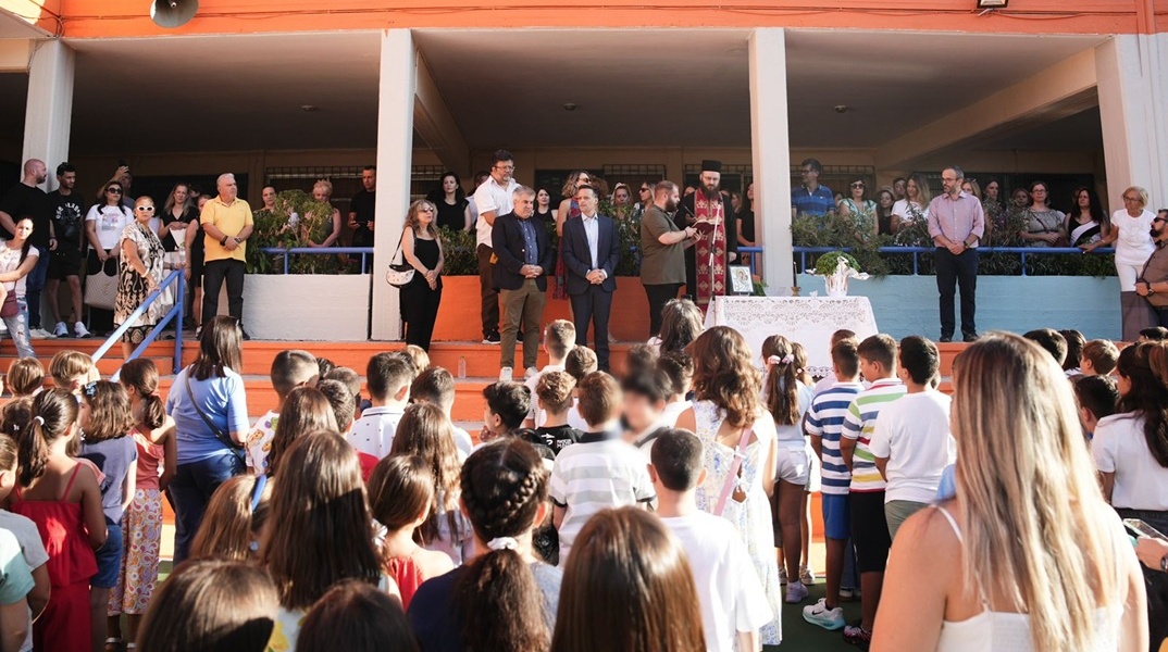 Ο Χάρης Δούκας σε αγιασμό σε σχολείο της Αθήνας