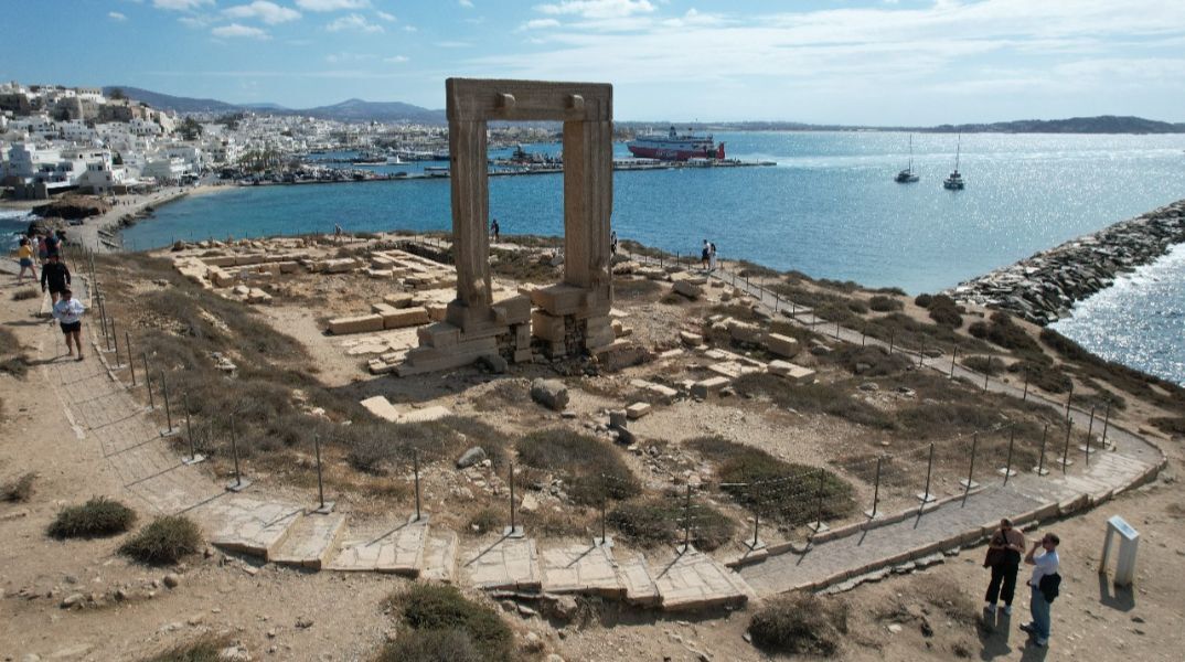 Πορτάρα: Ο Δήμος Νάξου παραιτείται από το αίτημα της άμεσης απομάκρυνσης της προσωρινής περίφραξης του Μνημείου