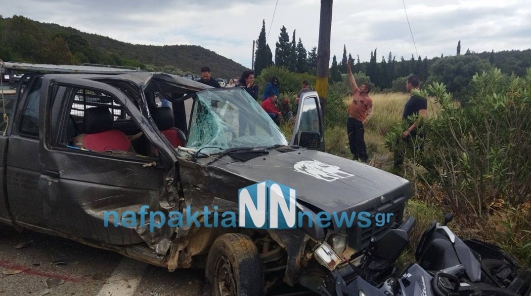 Εικόνα από το σημείο του τροχαίου δυστυχήματος μετά τη σύγκρουση αγροτικού με μηχανή