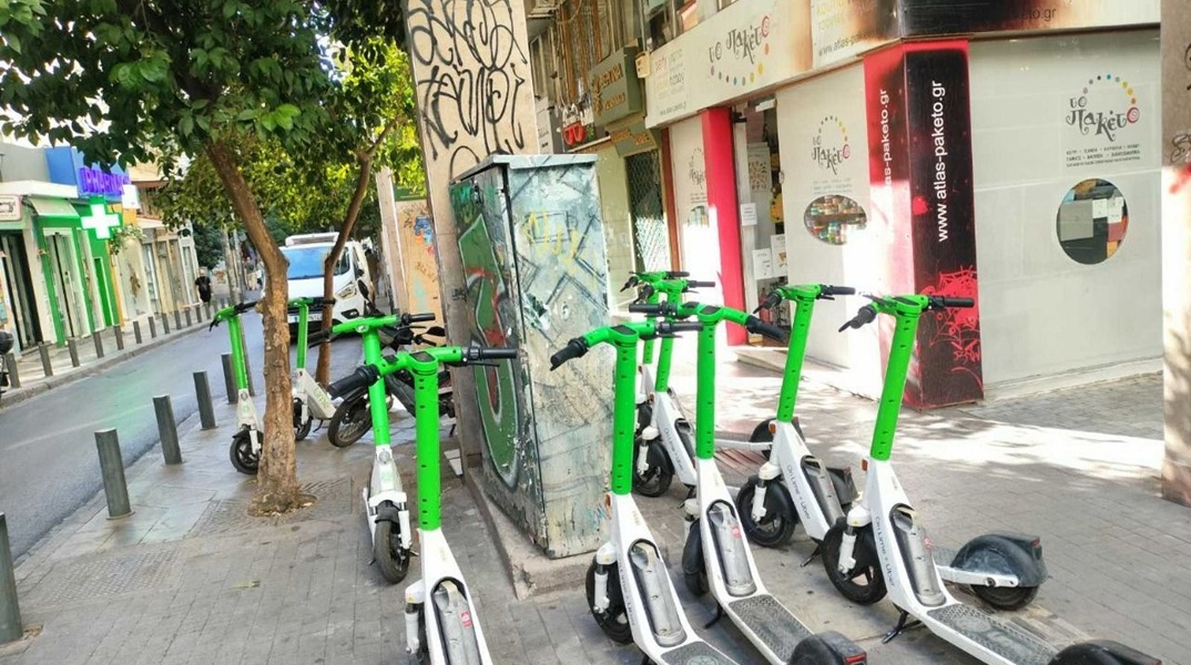 Πατίνια σε δρόμο της Αθήνας