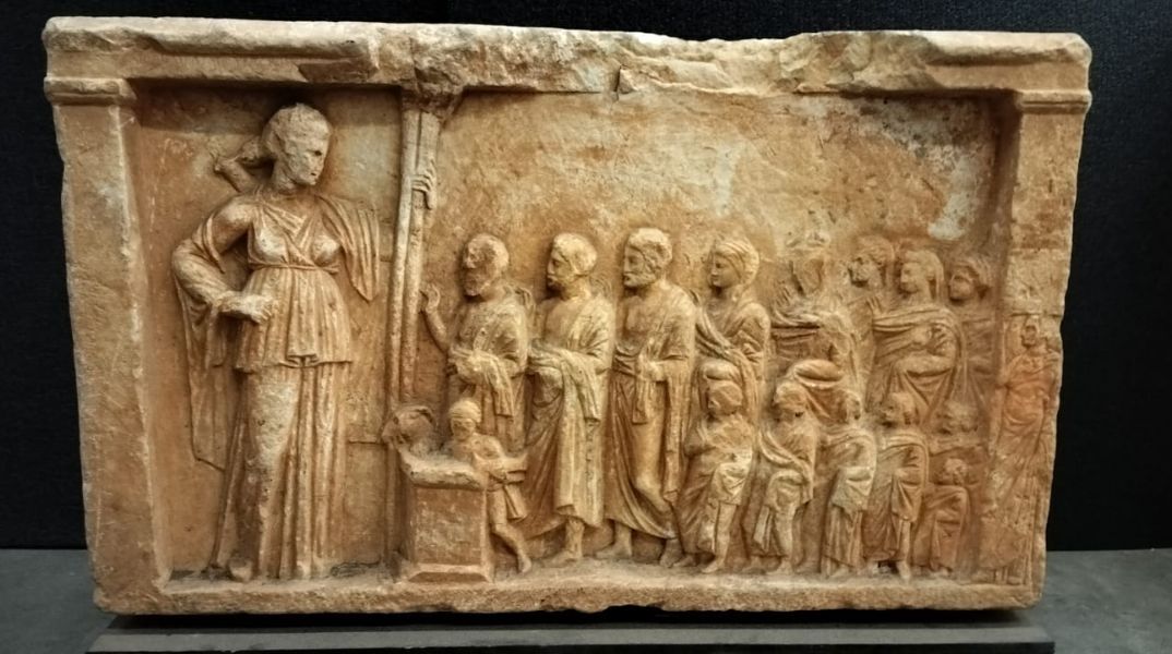 Αττικό μαρμάρινο αναθηματικό ανάγλυφο του β μισού 4ου αι π. Χ. 