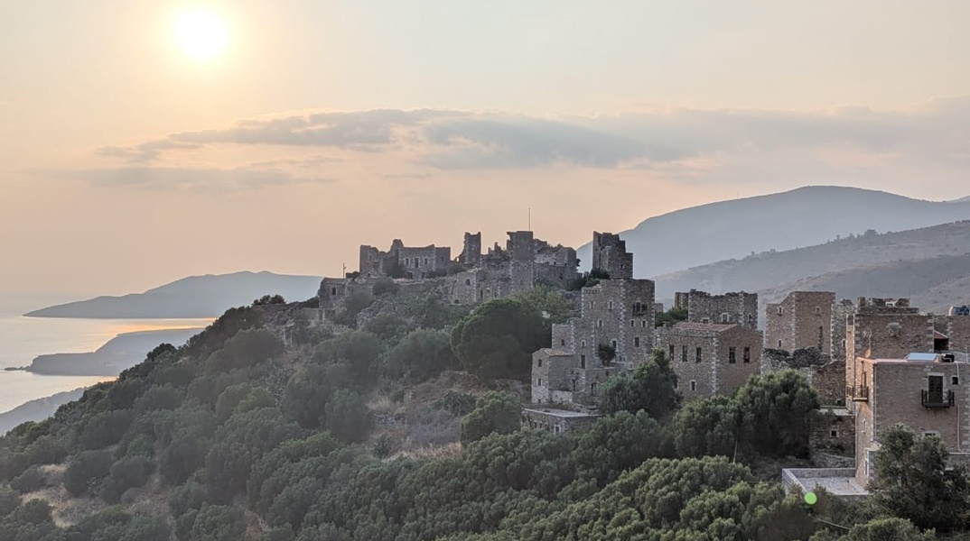 Το τοπίο της Μέσα Μάνης είναι διάσπαρτο με πολεμόπυργους, όπως αυτοί στο εικονιζόμενο χωριό της Βάθειας. Τα πυργόσπιτα λειτουργούσαν τόσο ως οχυρωματικές κατασκευές όσο και ως κατοικίες, με το κάθε πυργόσπιτο να ανήκει σε συγκεκριμένη διευρυμένη οικογένεια (πατριά).
