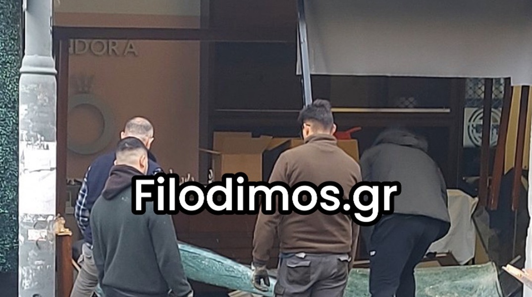 Έριξαν τη βιτρίνα κοσμηματοπωλείου