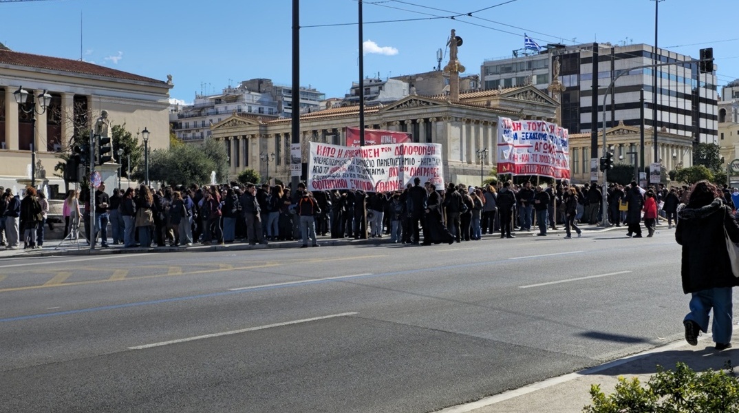 Φοιτητικό συλλαλητήριο για τα Τέμπη στα Προπύλαια - Κλειστός ο σταθμός Πανεπιστήμιο