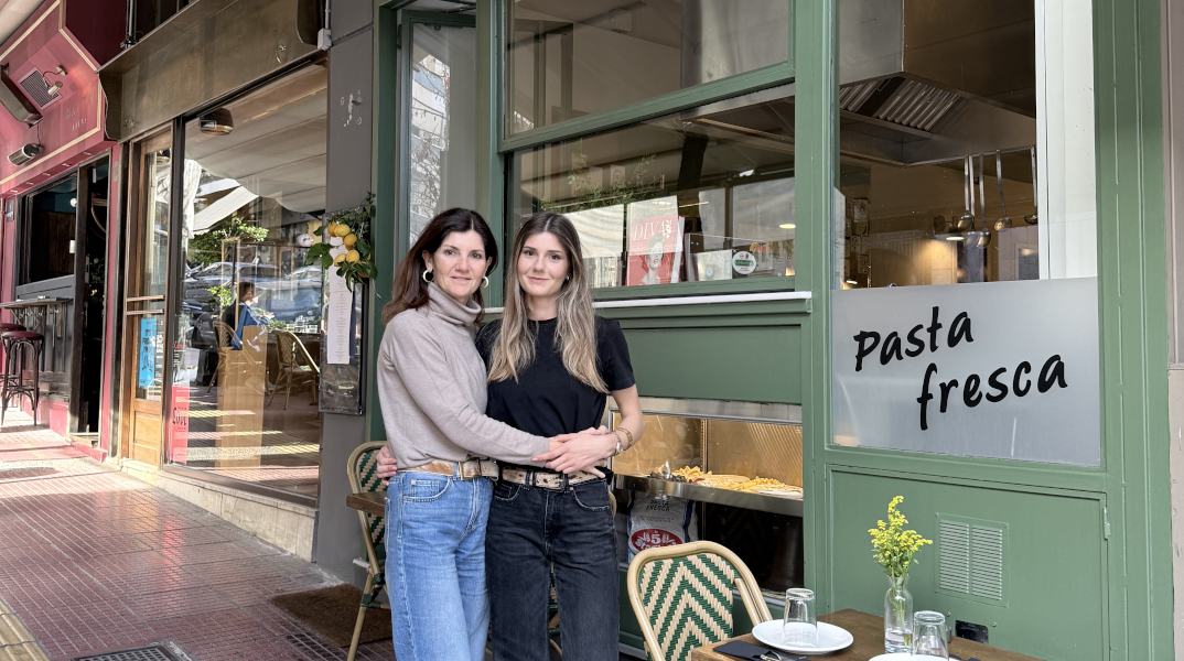 Η Κριστιάνα Φανιόνι με την κόρη της, Τζοβάννα μπροστά από το Via della pasta στο Κολωνάκι