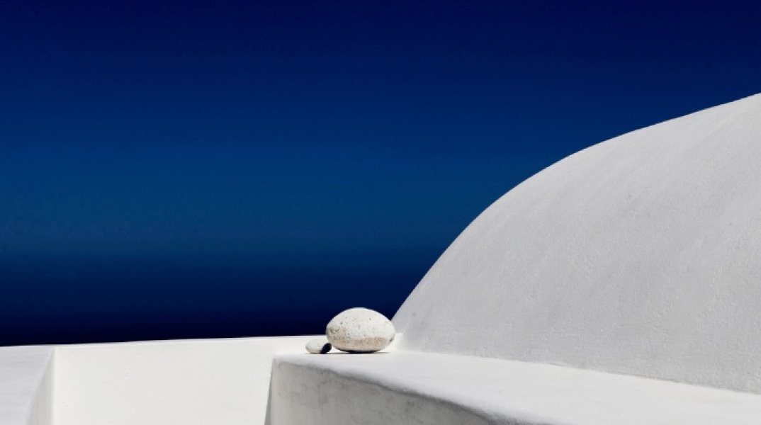 santorini-houses-white-blue-domes-aesthetic-blue-and-white