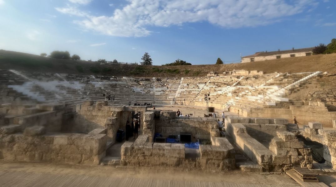 ΥΠΠΟ: Αποκαθίσταται το σκηνικό οικοδόμημα του αρχαίου θεάτρου της Λάρισας. Θωρακίζεται με έργα πυροπροστασίας