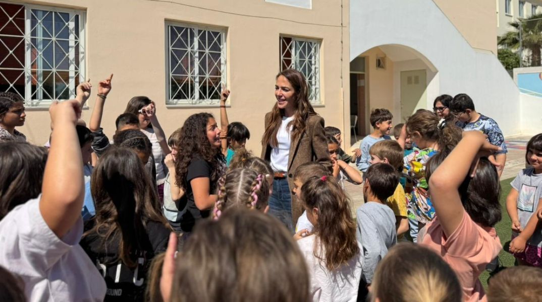 Μιχαηλίδου στην Αίγινα: Για πρώτη φορά ζεστά σχολικά γεύματα σε όλα τα δημοτικά σχολεία του νησιού