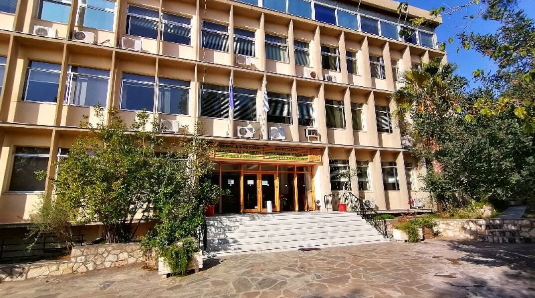 Σε ποιο άλσος βρίσκεται το κτίριο της Διεύθυνσης Δασών και Δασικού Περιβάλλοντος;