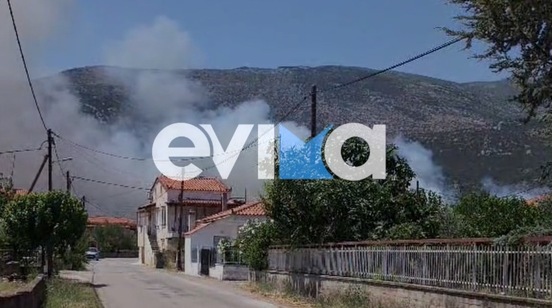 Κάπνος πάνω από σπίτι στην Εύβοια από τη φωτιά στην Επισκοπή