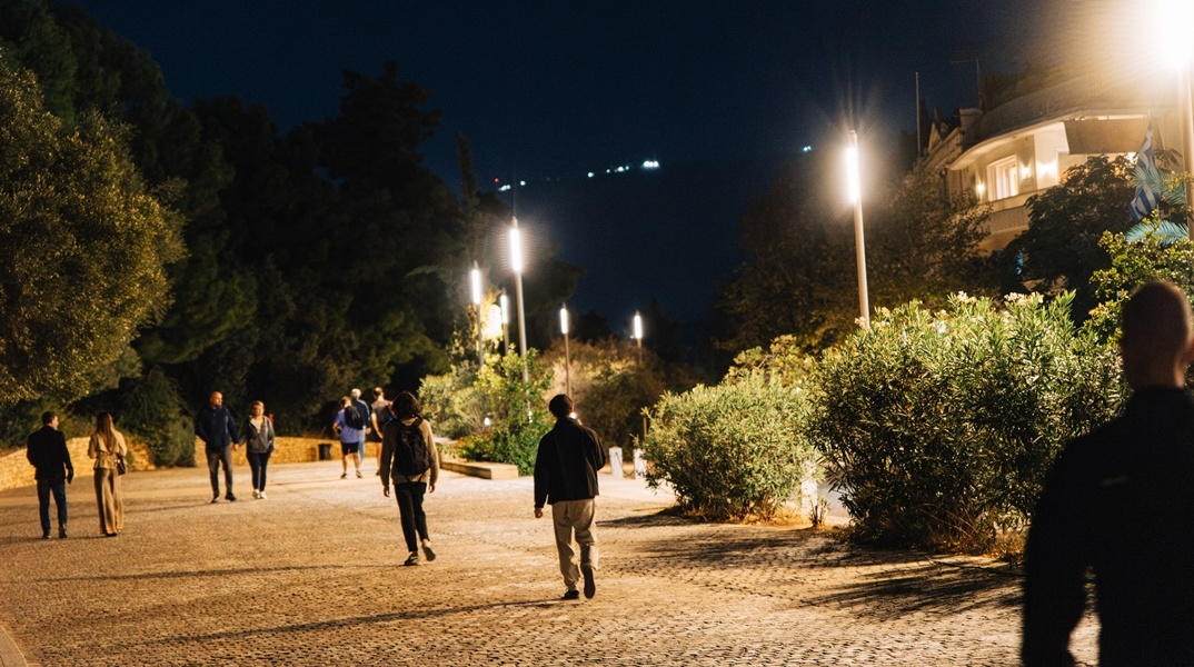 Πιο φωτεινός ο ιστορικός περίπατος της Αθήνας - Νέος φωτισμός στη Διονυσίου Αρεοπαγίτου και την Αποστόλου Παύλου