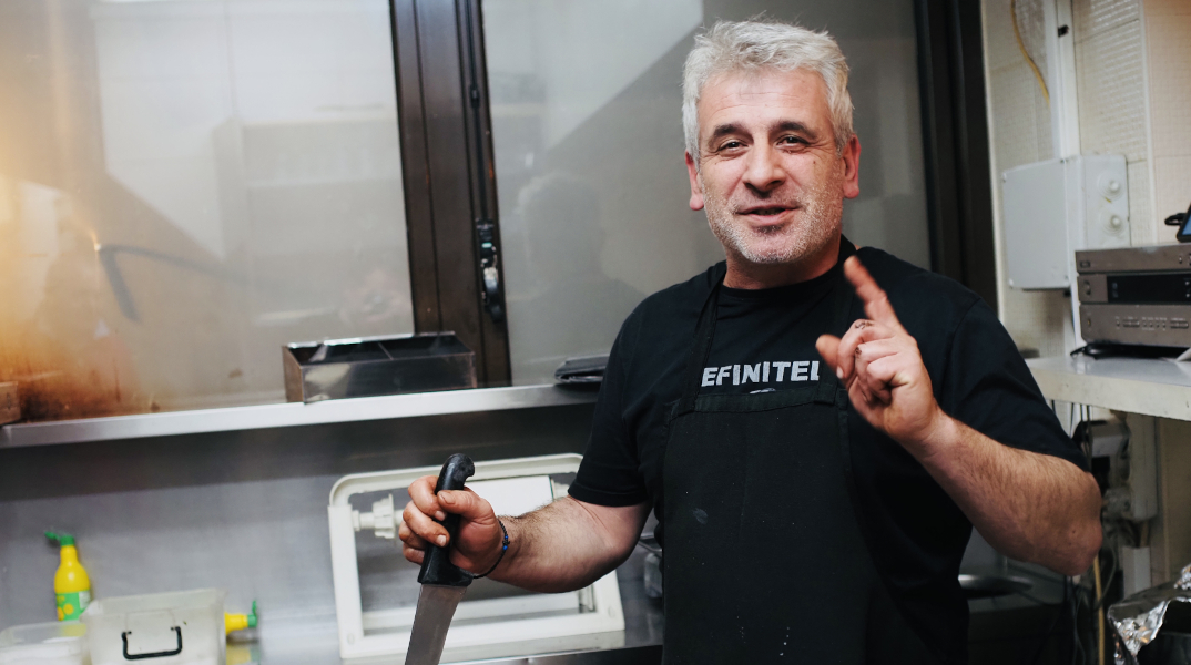 Ο ιδιοκτήτης της ταβέρνας, ο Πόλυς 