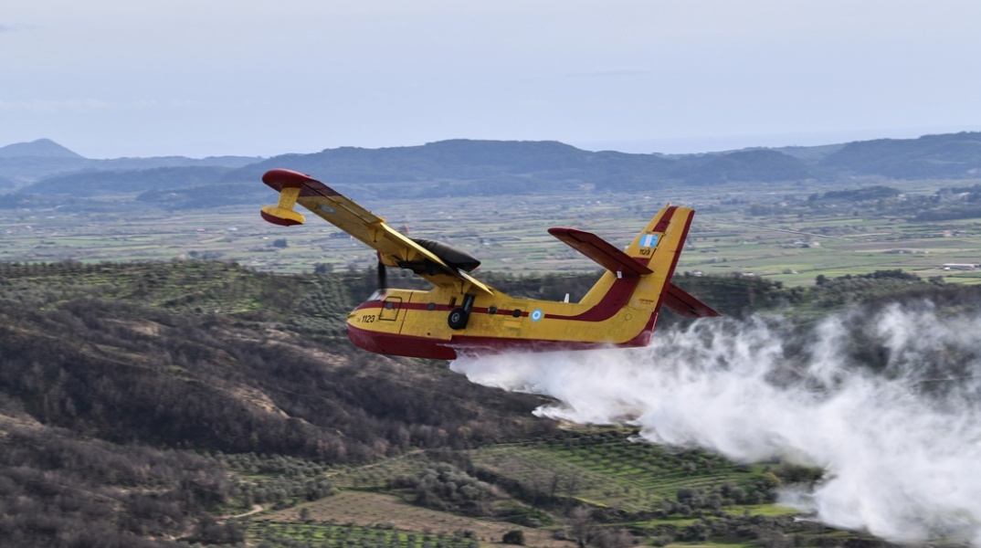 Καναντέρ επιχειρεί για την κατάσβεση φωτιάς