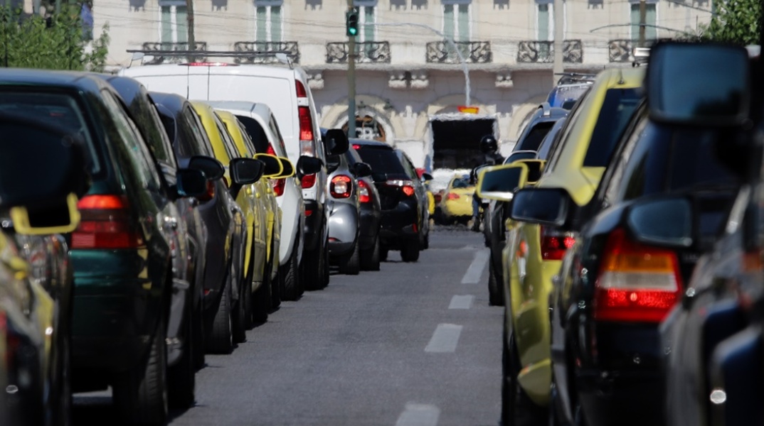 Αυτοκίνητα σχηματίζουν ουρά σε κεντρικό δρόμο της Αθήνας