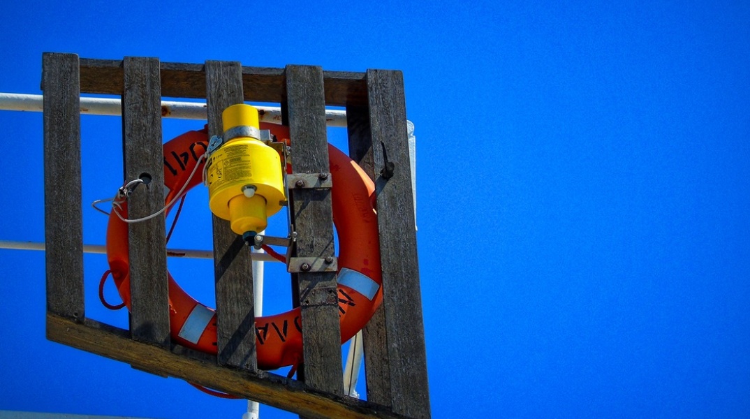 Πορτοκαλί σωσίβιο δεμένο σε κάγκελα