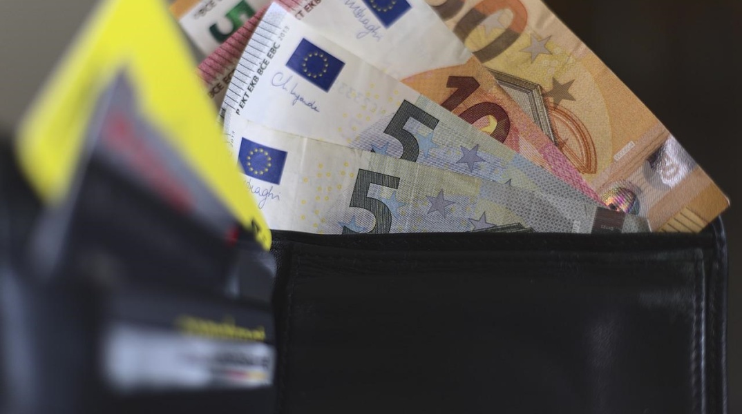 Χαρτονομίσματα του ευρώ σε πορτοφόλι