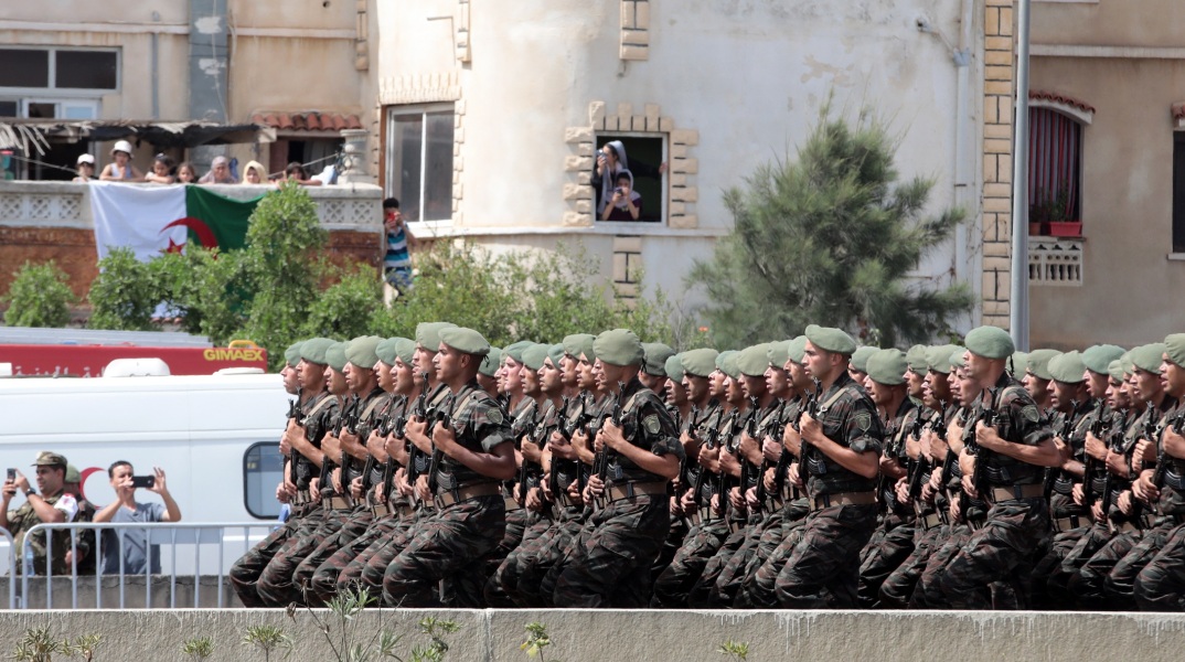 Ο Kamel Daoud σχολιάζει την υπεθνικιστική πολιτική των Αλγερινών που ορίζει τους Γάλλους ως τον μεγαλύτερο εχθρό