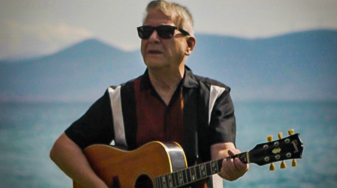 Ο Γιώργος Δημητριάδης παρουσιάζει το νέο του τραγούδι «Ανοίγω τα Πανιά» στην ATHENS VOICE κι εξηγεί την ιστορία του