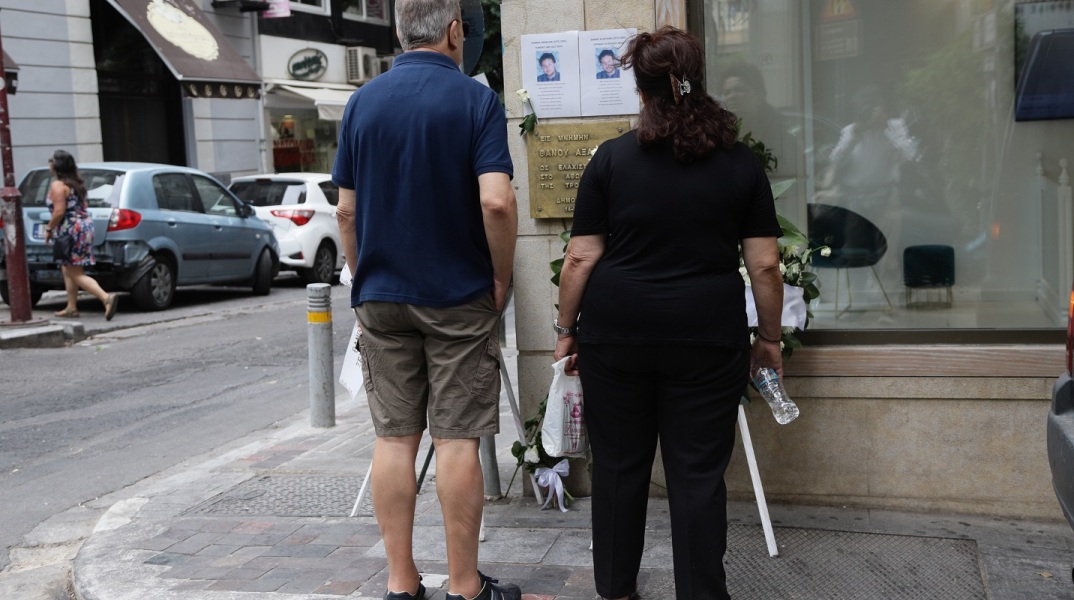 Λουλούδια και στεφάνια στην οδο Κ.Σερβίας, στην μνήμη του θύματος τρομοκρατικής επίθεσης Θάνου Αξαρλιάν, από ρουκέτα της 17 Νοέμβρη