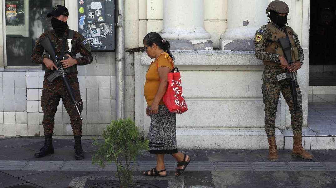 Ελ Σαλβαδόρ: Οι δεκάδες χιλιάδες συλλήψεις στη χώρα που τελεί σε κατάσταση έκτακτης ανάγκης από τον Απρίλιο του 2022, ο πόλεμος με τις συμμορίες ναρκωτικών, οι καταγγελίες οργανώσεων ανθρωπίνων δικαιωμάτων