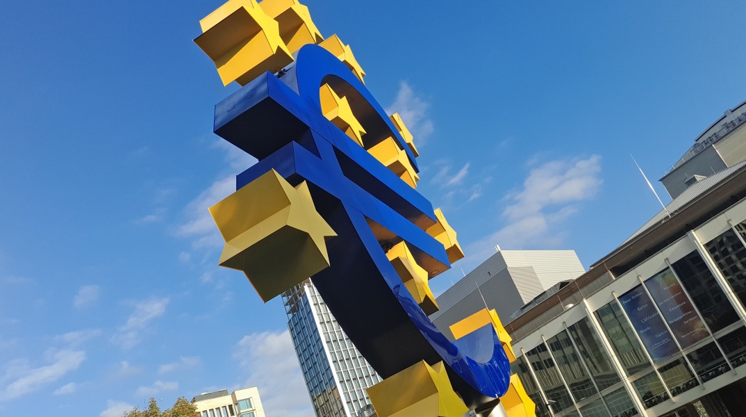 Γλυπτό με το σύμβολο του Ευρώ στις Βρυξέλλες